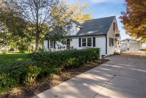 512 Market St, Sutliff, IA 52253-9633