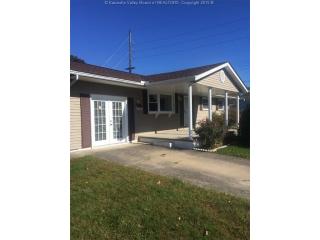 537 Meadow Cir, Hurricane, WV 25526-1215