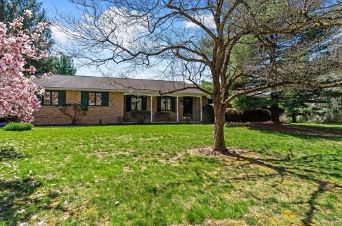 6124 Hilltop Rd, Orefield, PA 18069-8905