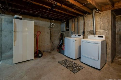 956 Huntington Rd, Stratford CT  06614-2736 exterior