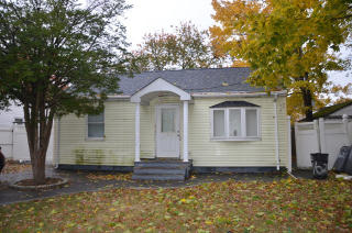 162 Lake Dr, Wheatley Heights, NY 11798-3305