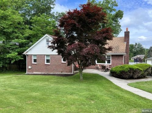 45 Tappan Rd, Norwood, NJ 07648-1708