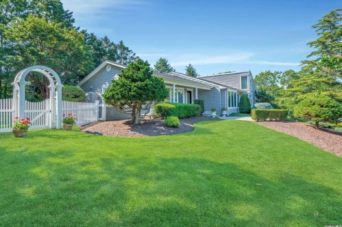 15 Frost Valley Rd, Mount Sinai NY  11766-1401 exterior