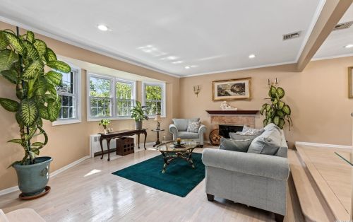 1542 Sherwood Dr, Hempstead, NY 11554-4812