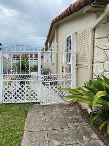 874 70th Pl, Hialeah FL  33014-5220 exterior