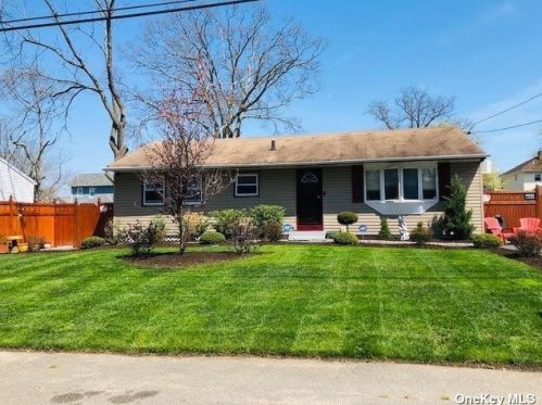 45 Oneill Ave, Bayshore, NY 11706-6824