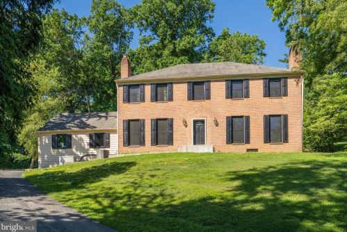 821 Pine Hill Rd, Norristown, PA 19406-3740