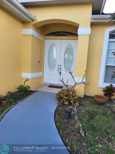 232 Carter Ave, Fort Pierce FL  34983-3064 exterior