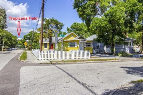 1347 9 Ave, Saint Petersburg FL  33705-1220 exterior