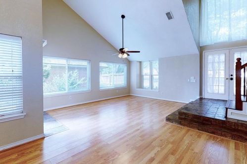 9007 Saddlehorn Dr, Irving TX  75063-4570 exterior