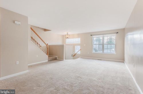211 Frazer Dr, Purcellville VA  20132-5807 exterior
