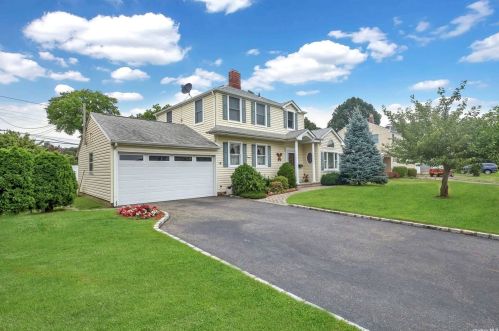 45 Ward St, Westbury NY  11590-2929 exterior