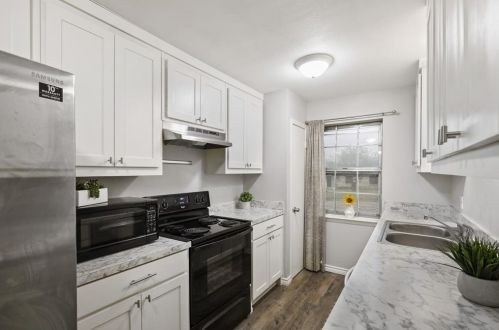 806 Gallant Fox Dr, Dallas TX  75211-6928 exterior