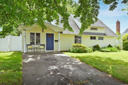47 Wheelbarrow Ln, North Wantagh, NY 11793-1210