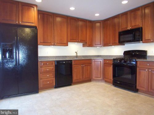 8502 Lakinhurst Ln, Springfield VA  22152-1727 exterior