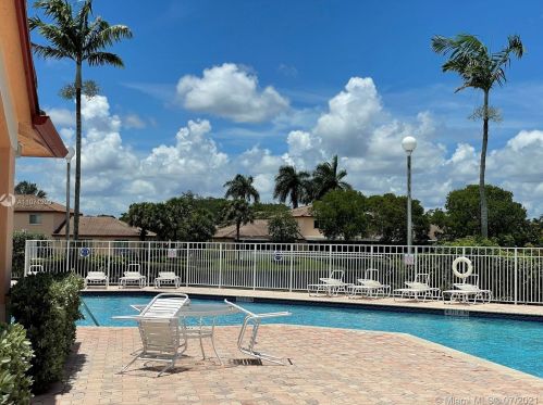 524 208 Dr, Hollywood FL 33029-2198 exterior