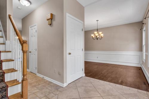 19 Fairlawn Dr, Wallingford CT 06492-2588 exterior