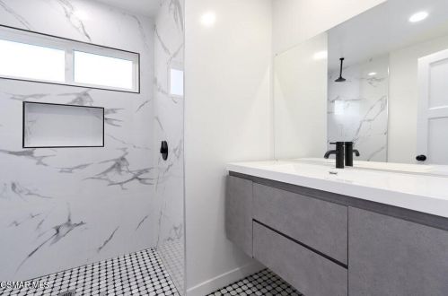 14363 Collins St, Van Nuys CA 91316-1030 exterior