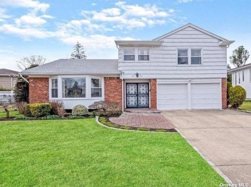 43 Flag Ln, New Hyde Park, NY 11040-1049