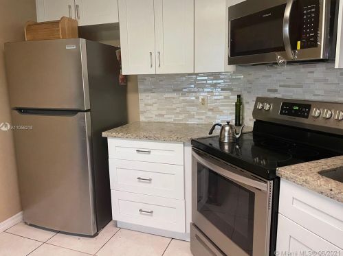 6244 175th Ter, Hialeah FL  33015-4437 exterior