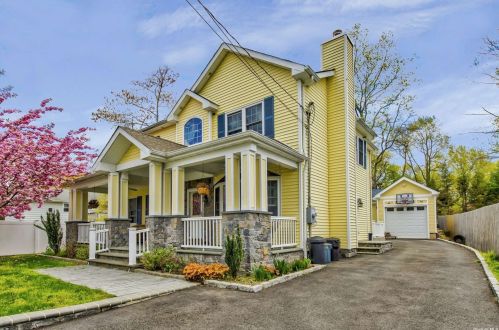 203 Dickinson Ave, Elwood, NY 11731-1024