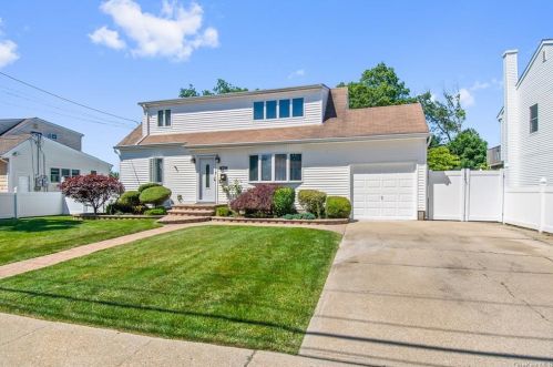 577 Centre Ave, North Lindenhurst, NY 11757-3114