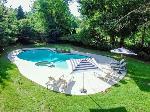 23 Westview Ln, Stamford, CT 06902-2031