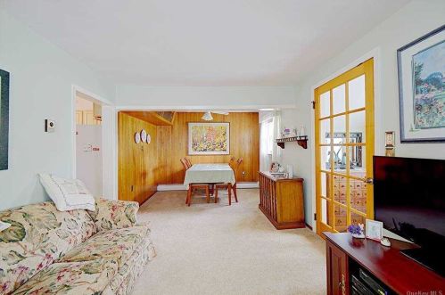662 Bermuda Rd, Babylon, NY 11704-7416