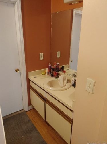 130 Elvree St, Manchester CT 06042-8240 exterior