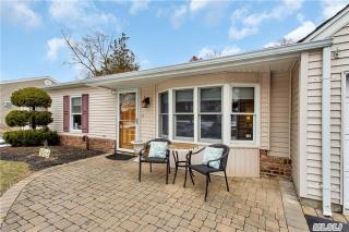 117 Burleigh Dr, Holbrook, NY 11741-3005