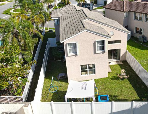 3136 176 Ter, Hollywood FL 33029-5556 exterior