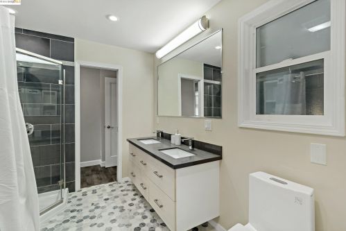 341 Alcatraz Ave, Oakland CA 94608-1260 exterior