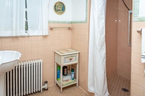 1093 Knollwood Rd, White Plains NY  10603-1100 exterior