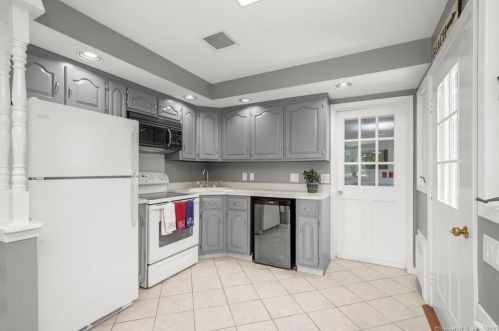 25 Adams Ave, Milford CT  06460-6501 exterior