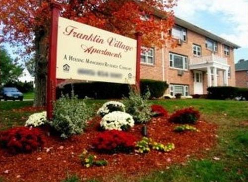 4 Laraway Ct, Derry NH  03038-1413 exterior