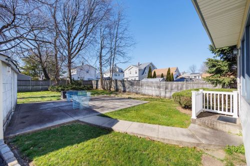 75 Carman Ave, East Rockaway NY  11518-1138 exterior