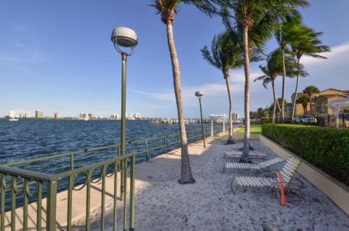 1135 Lake Shore Dr, West Palm Beach, FL 33403-2885