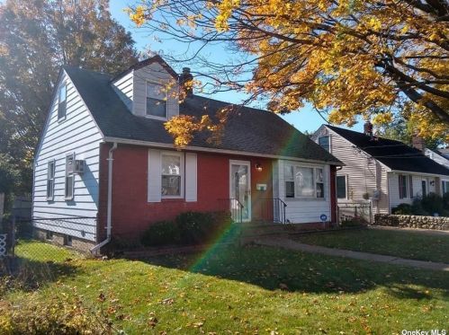 572 Irving St, Westbury, NY 11590-4417