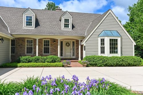 12105 River Glenn Ln, Thiensville, WI 53092-2912