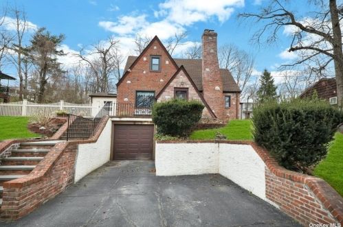 5 Terrace Rd, Great Neck, NY 11021-1513