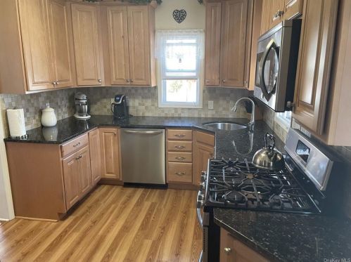 242 Phillips St, Middletown, NY 10940-3303