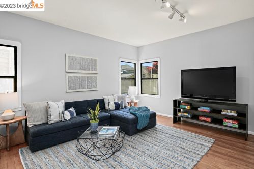 651 Alcatraz Ave, Oakland CA  94609-1005 exterior