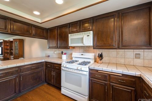 20056 Avenue Of The Oaks, Santa Clarita CA  91321-1361 exterior
