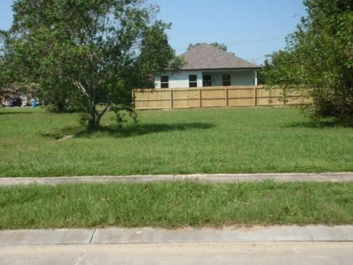 1934 Rose St, Arabi, LA 70032-1755