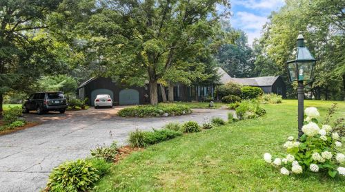 1 Martingale Rd, Amherst NH  03031-2625 exterior