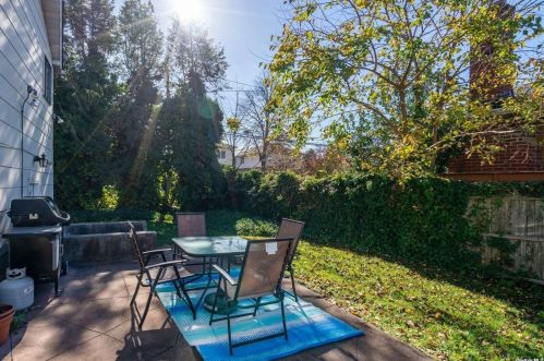 87 Central Ave, New Hyde Park NY  11040-4134 exterior