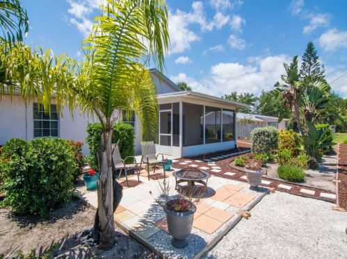 1556 4th Ln, Vero Beach, FL 32962-2102