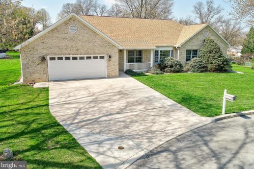 54 Old Farm Rd, Camp Hill, PA 17011-2604
