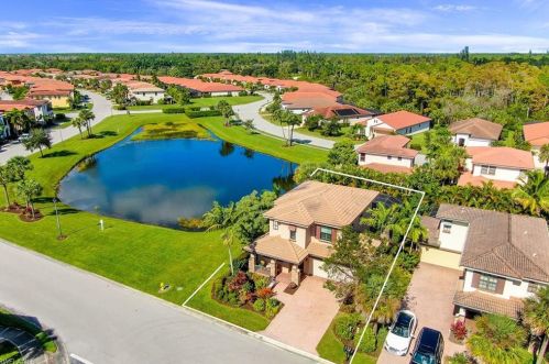 1261 Kendari Ter, Naples, FL 34113-8482