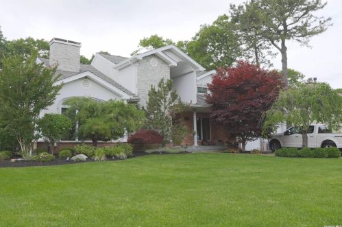 18 Scopelitis Ct, Holbrook, NY 11741-2000